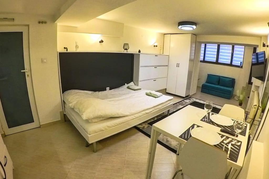 With Courtyard Just Steps Away Vitosha Str