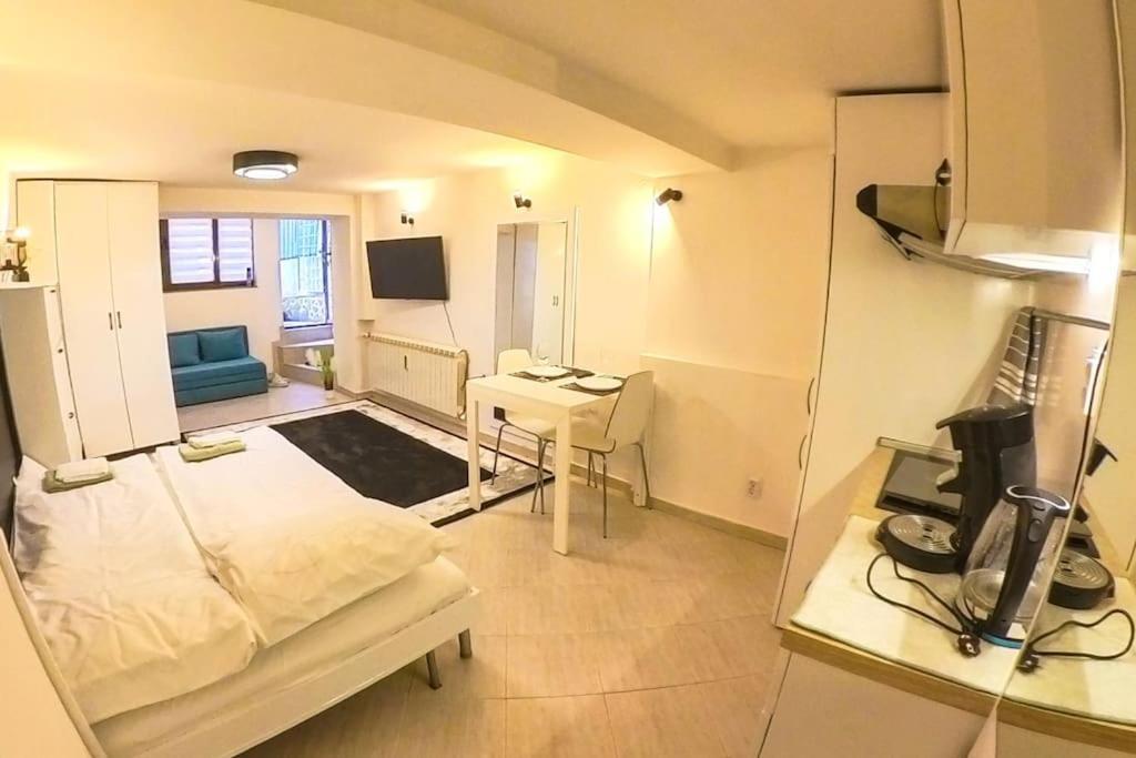 With Courtyard Just Steps Away Vitosha Str Appartamento